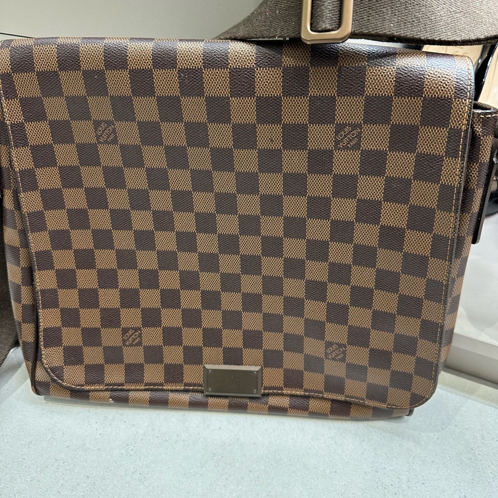 Louis Vuitton Authentic 
Damier Ebene District PM Messenger( 10.5"Lx2.5"Wx9.0"H)